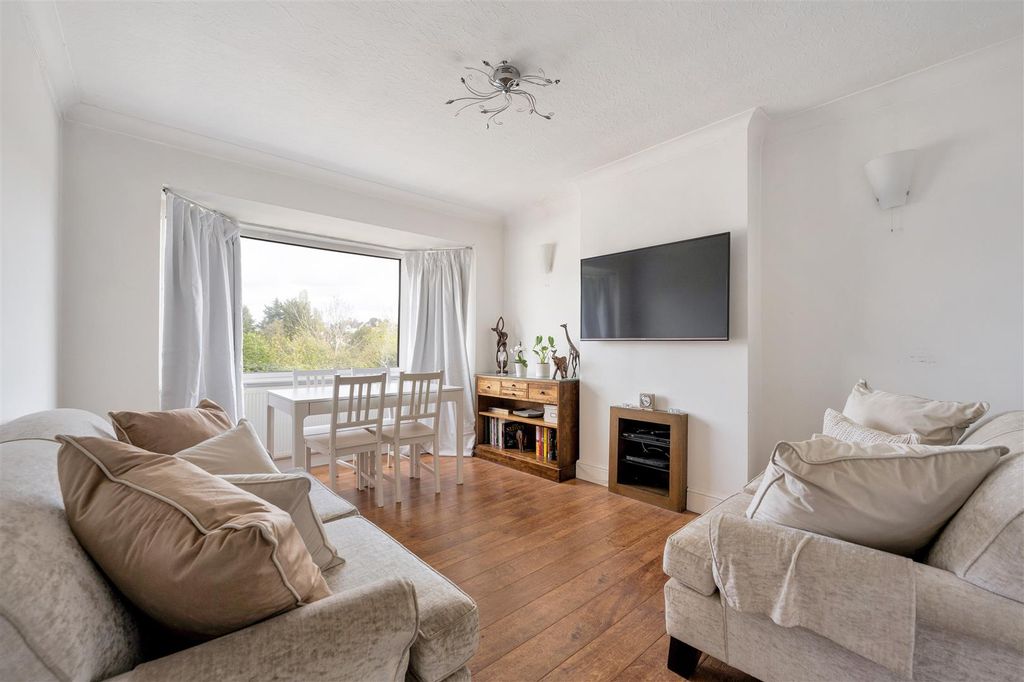 Property photo 2 of 22 Crescent View, Ig10