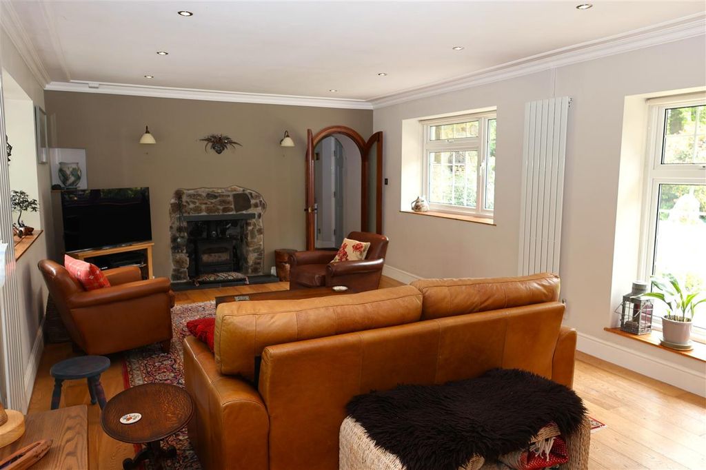 Property photo 3 of 18 Lounge