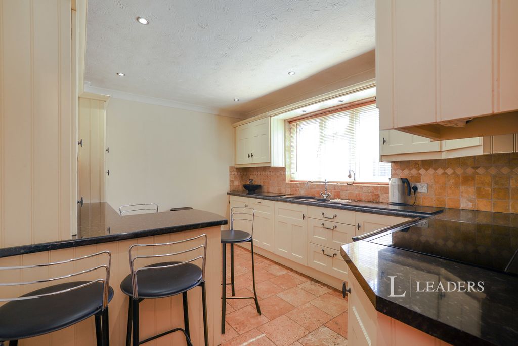 Property photo 3 of 11 Kitchen