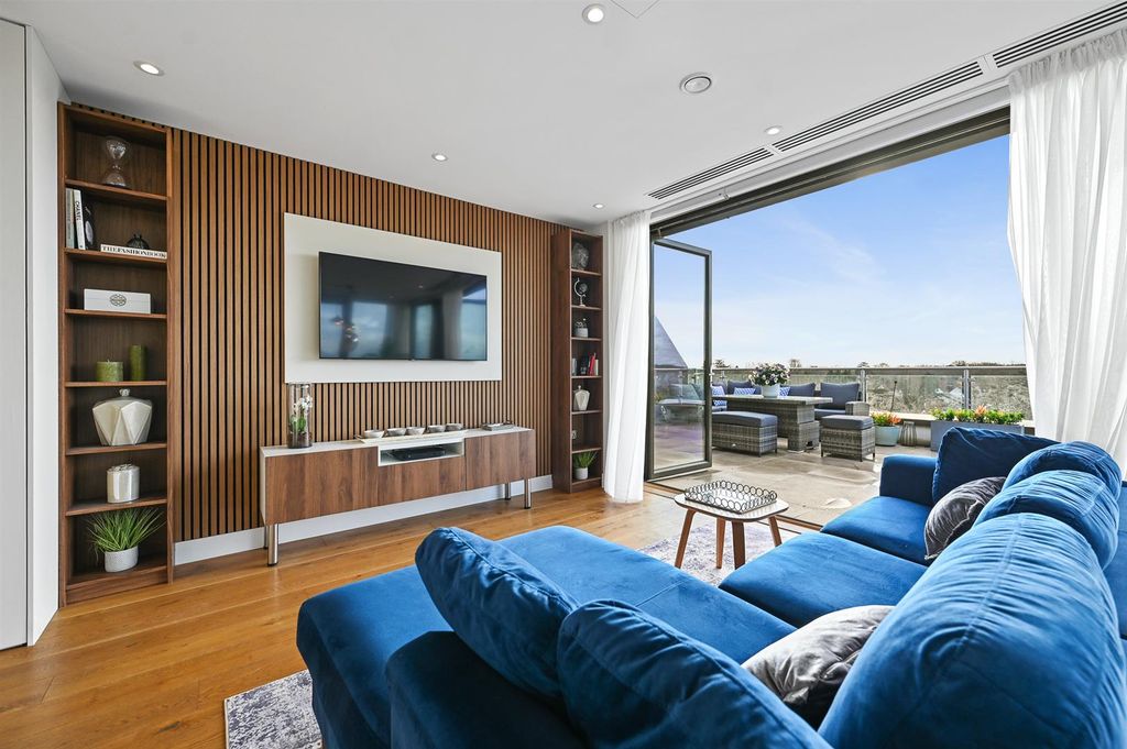 Property photo 3 of 13 Lounge.Jpg