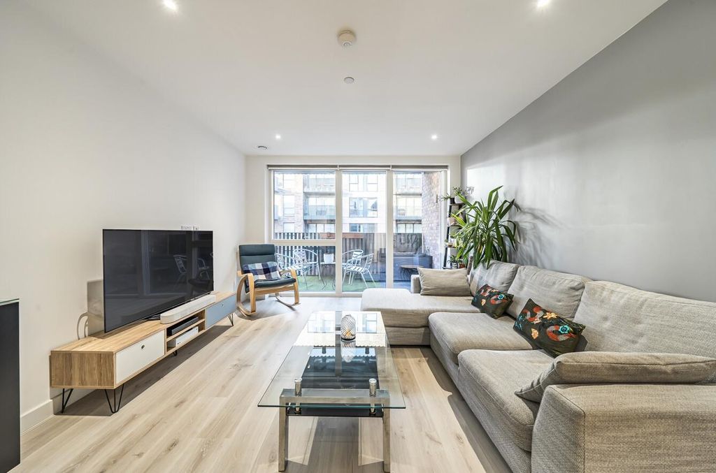 Property photo 2 of 17 Lounge Area