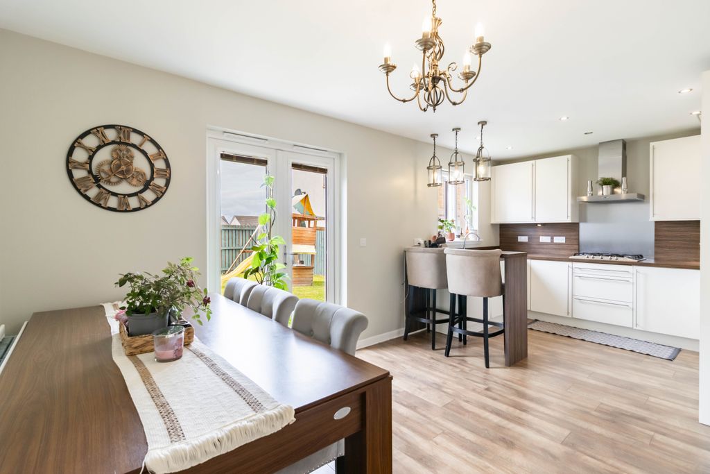 Property photo 3 of 31 Dining Kitchen