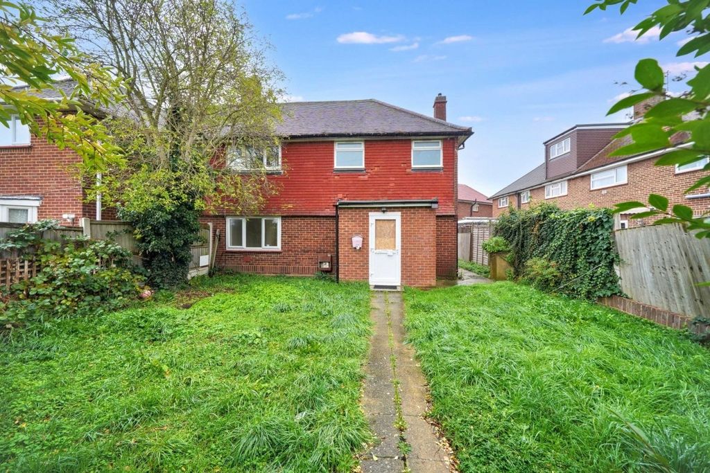 Property photo 1 of 7 Three Bedroom Semi Detached House For Sale