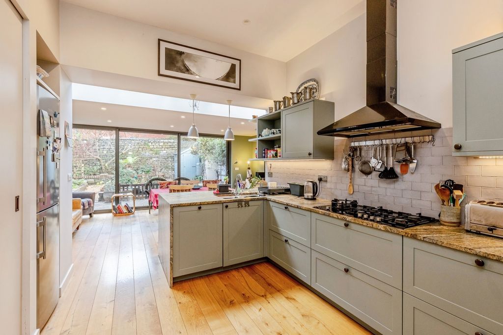 Property photo 3 of 17 Photo