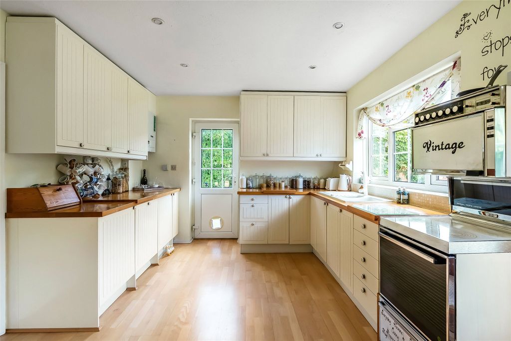 Property photo 3 of 18 Kitchen