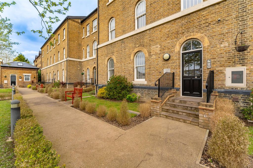 Property photo 2 of 13 8 Chaucer House 2.Jpg