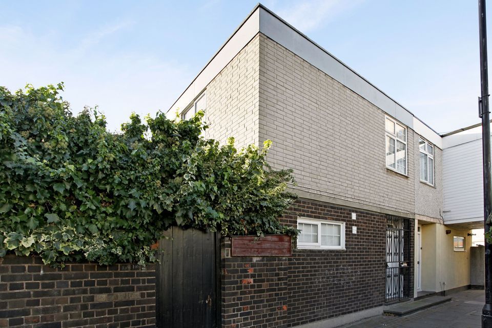 Property photo 1 of 18 Stunning 3-Bed, 2.5 Bath Home With Drawing Room &amp; Conservatory In Prime Canary Wharf (E14 8Lh)