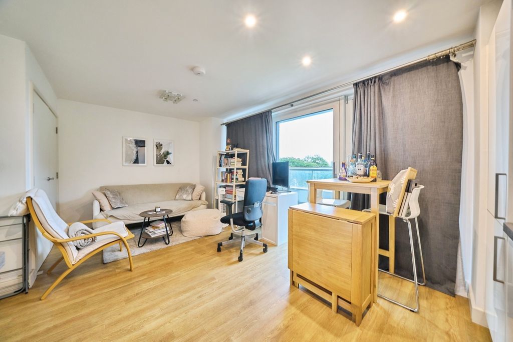 Property photo 3 of 11 Pbox-Img.Jpg