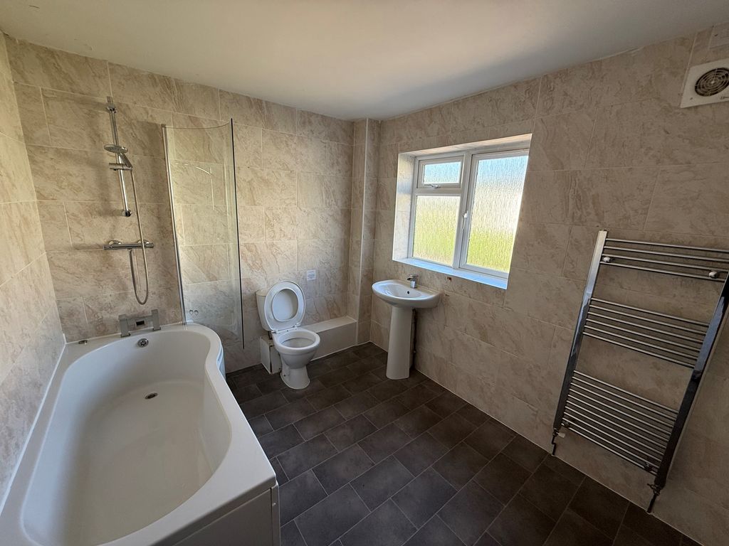 Property photo 3 of 9 Bathroom