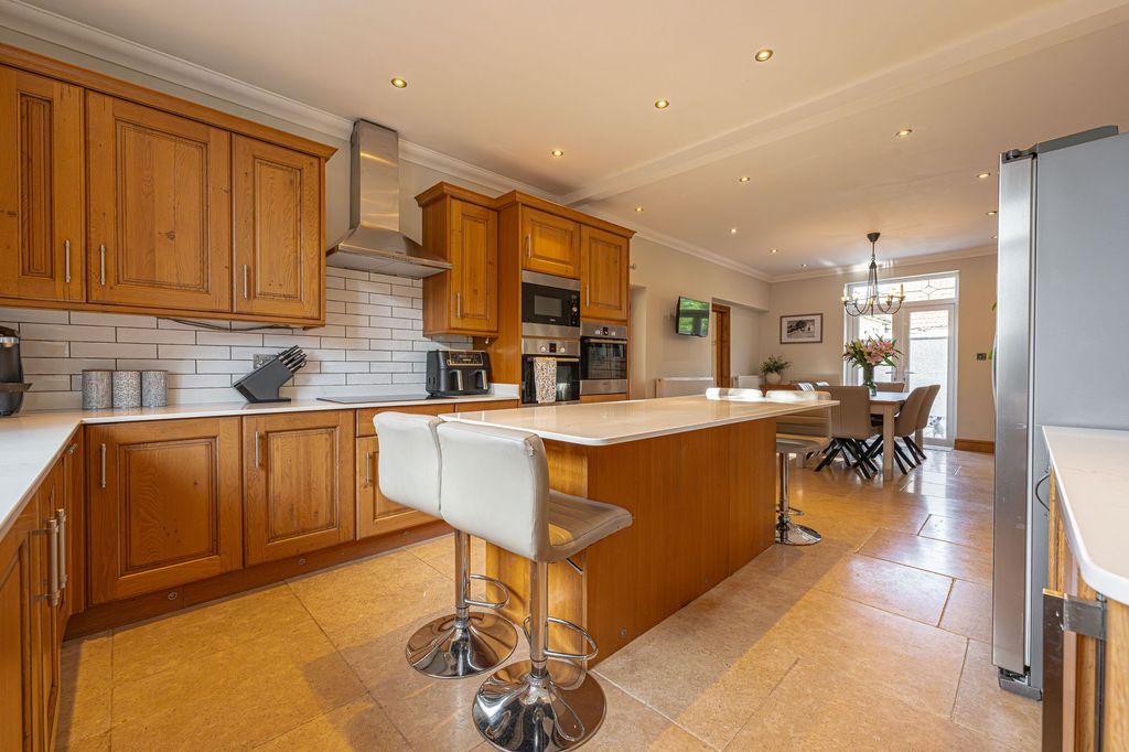 Property photo 2 of 76