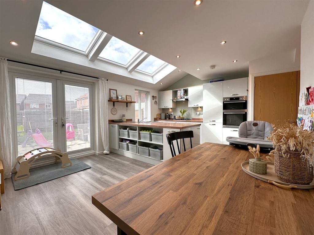 Property photo 2 of 20 Kitchen/Diner 899
