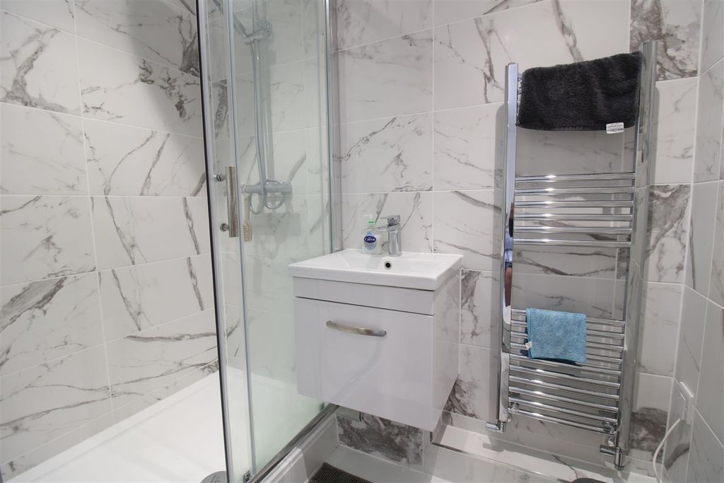 Property photo 3 of 7 Ensuite