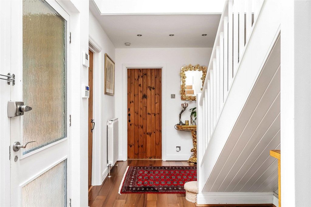 Property photo 3 of 33 Entrance Hall