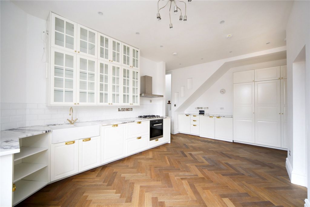 Property photo 2 of 10 Spacious Reception R