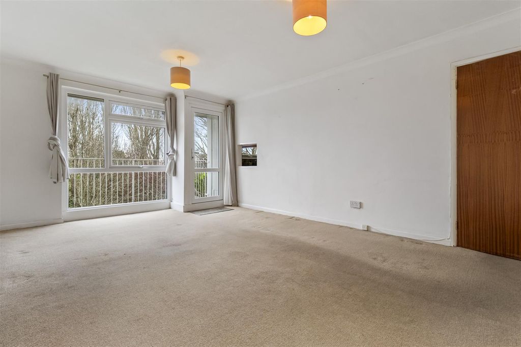 Property photo 3 of 13 41 Dorchester Gardens-009.Jpg