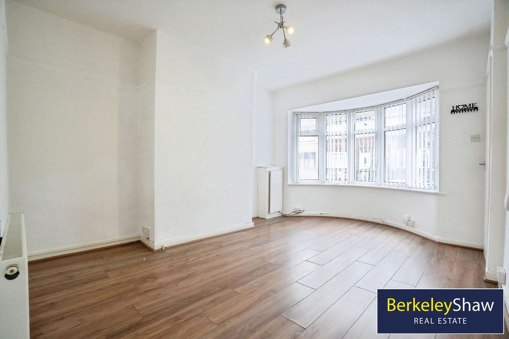 Property photo 3 of 21 Lounge