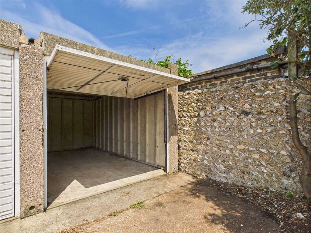 Property photo 3 of 8 Garage-To-Rent