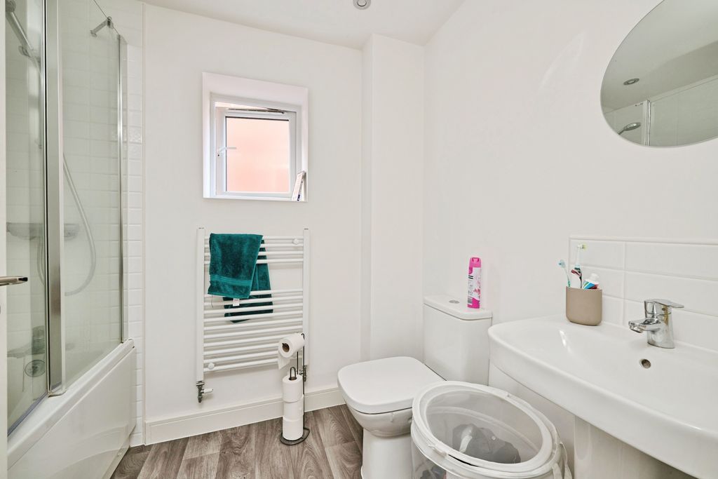 Property photo 3 of 13 Bathroom