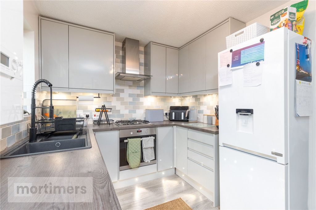 Property photo 2 of 18 Kitchen