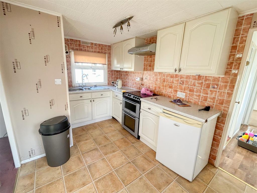 Property photo 3 of 10 Kitchen