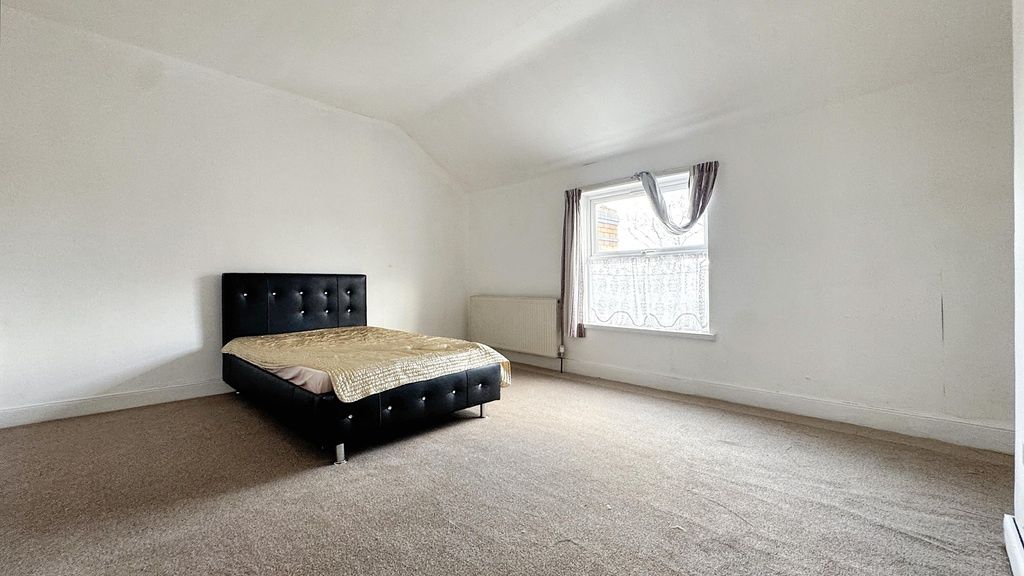 Property photo 2 of 14 Bright, Spacious Master Bedroom With Neutral Dã©Cor...