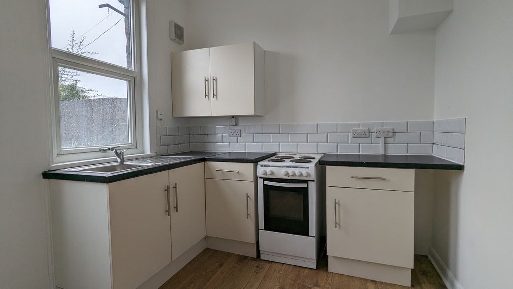 Property photo 2 of 7 Kitchen