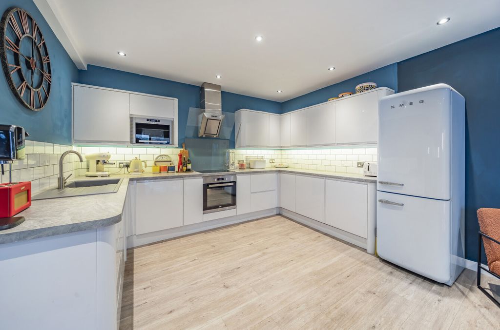 Property photo 2 of 17 1357424-15-68d432...