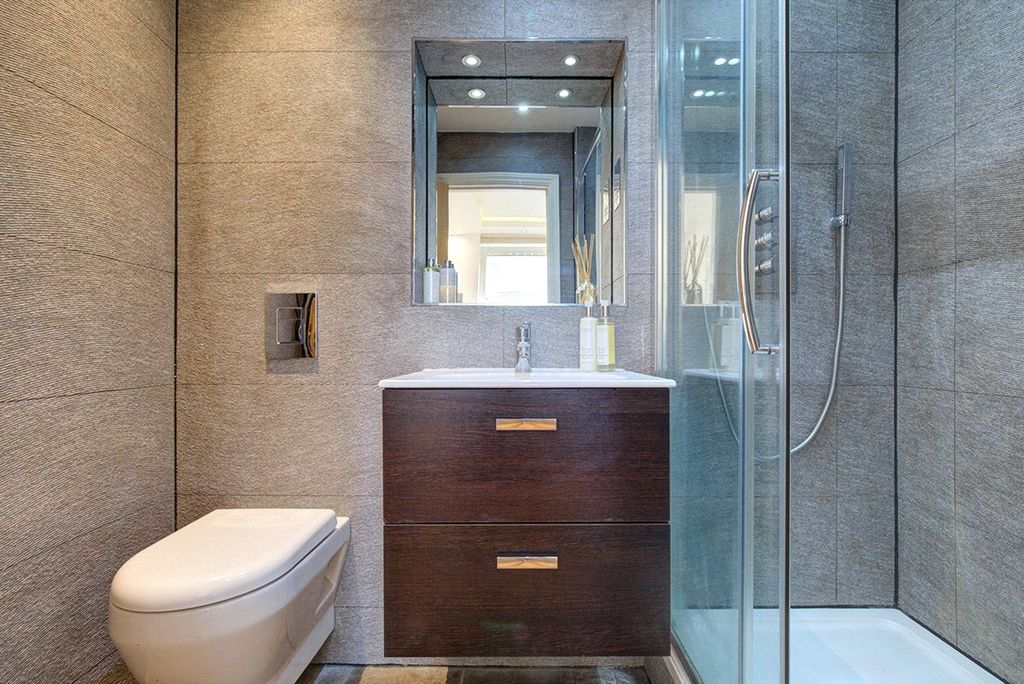 Property photo 3 of 12 Ensuite