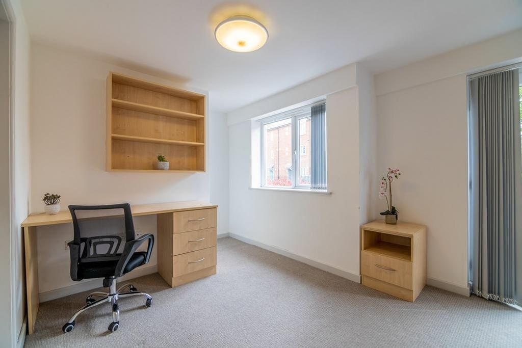 Property photo 3 of 8 A Bright And Spacious Double Bedroom Featuring A S...