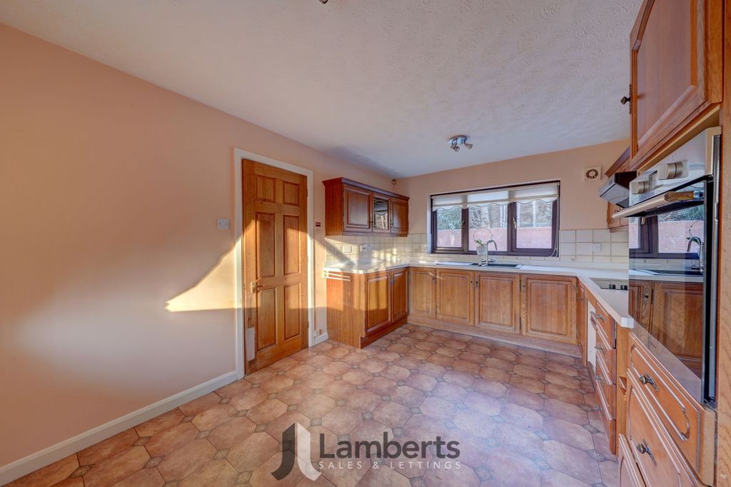 Property photo 3 of 30 Kitchen/Breakfast Room