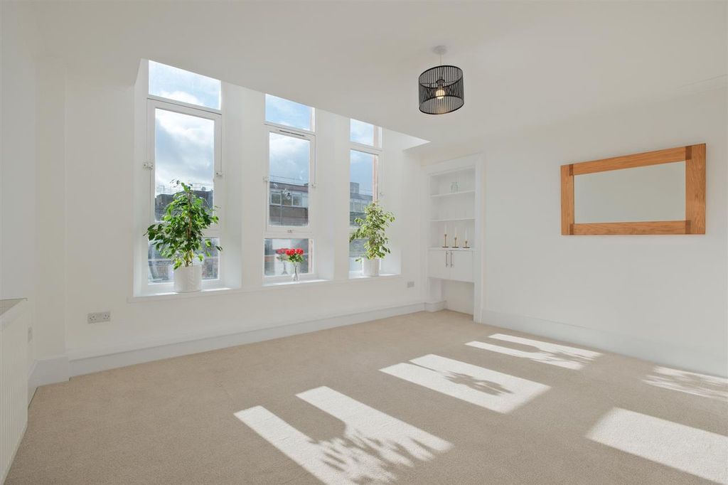 Property photo 2 of 14 Living Room / Dining