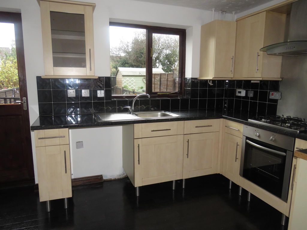 Property photo 3 of 11 Kitchen