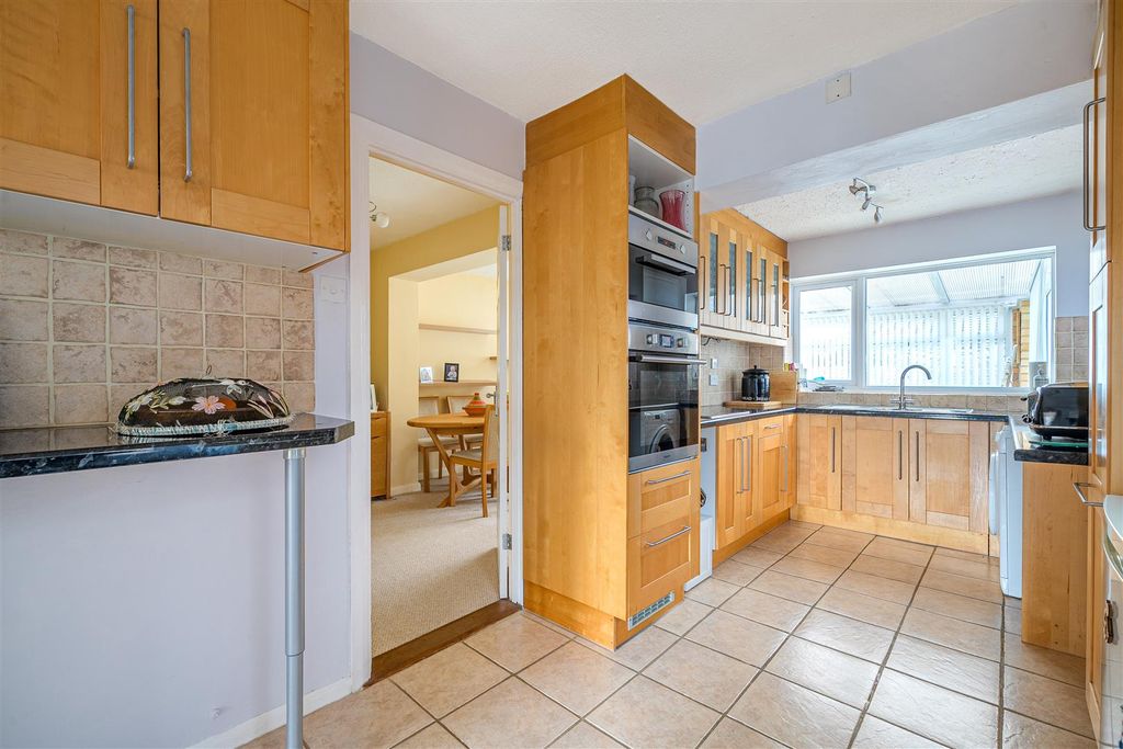 Property photo 3 of 23 1384378-11-69247414d75d1.Jpg