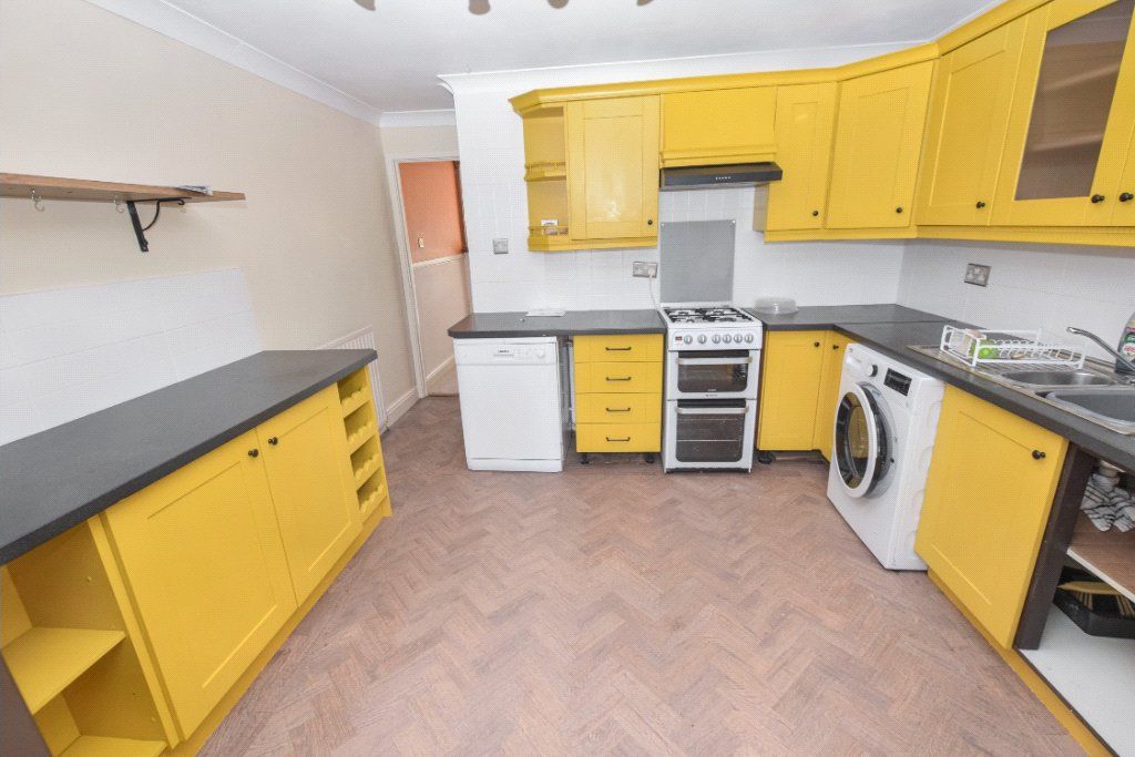 Property photo 3 of 10 Kitchen