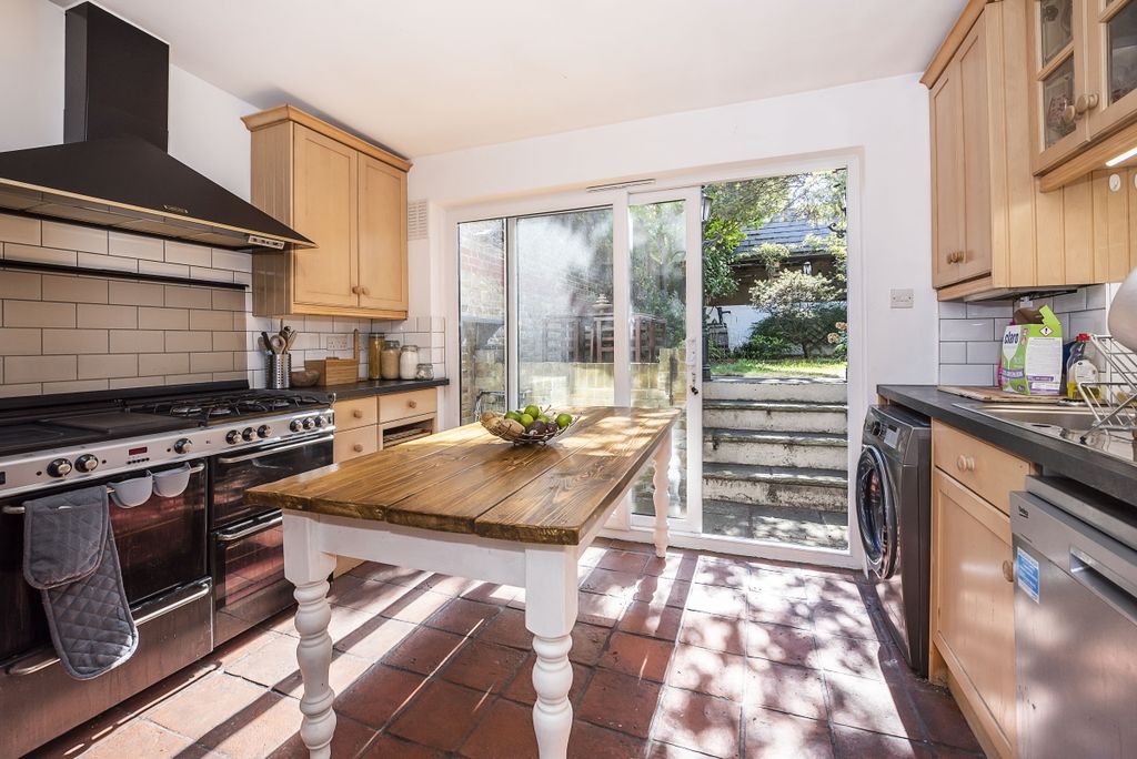 Property photo 3 of 14 687B-Fulham-Road-...