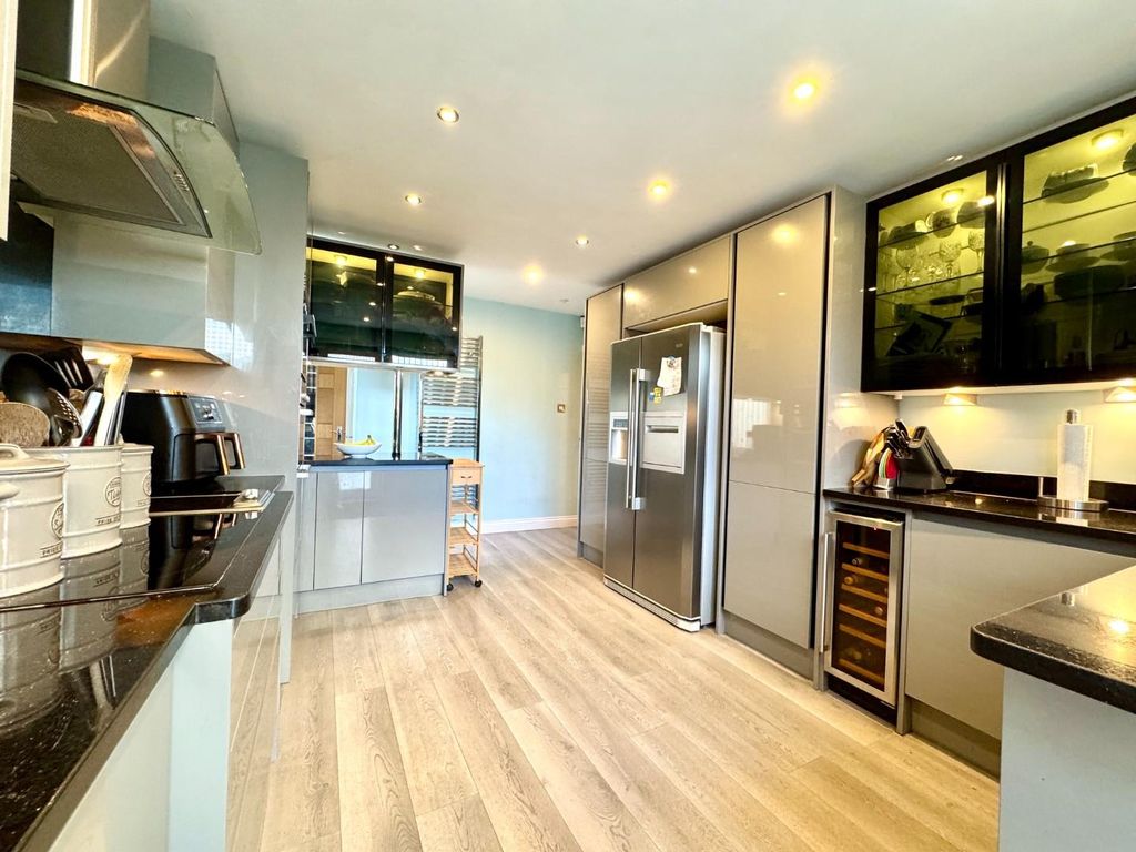 Property photo 3 of 18 Kitchen