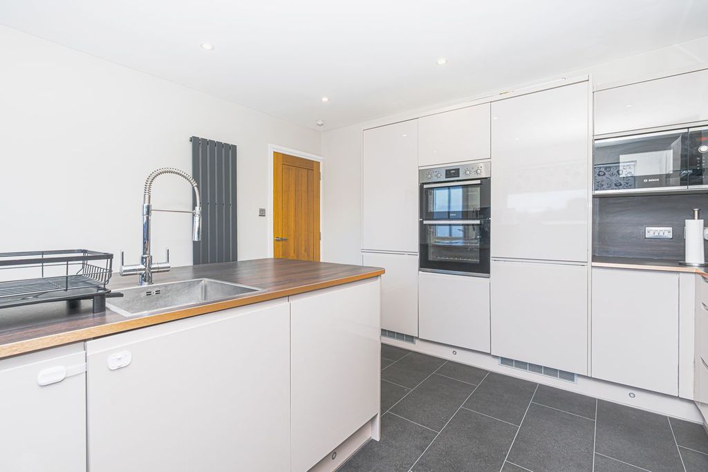 Property photo 2 of 30