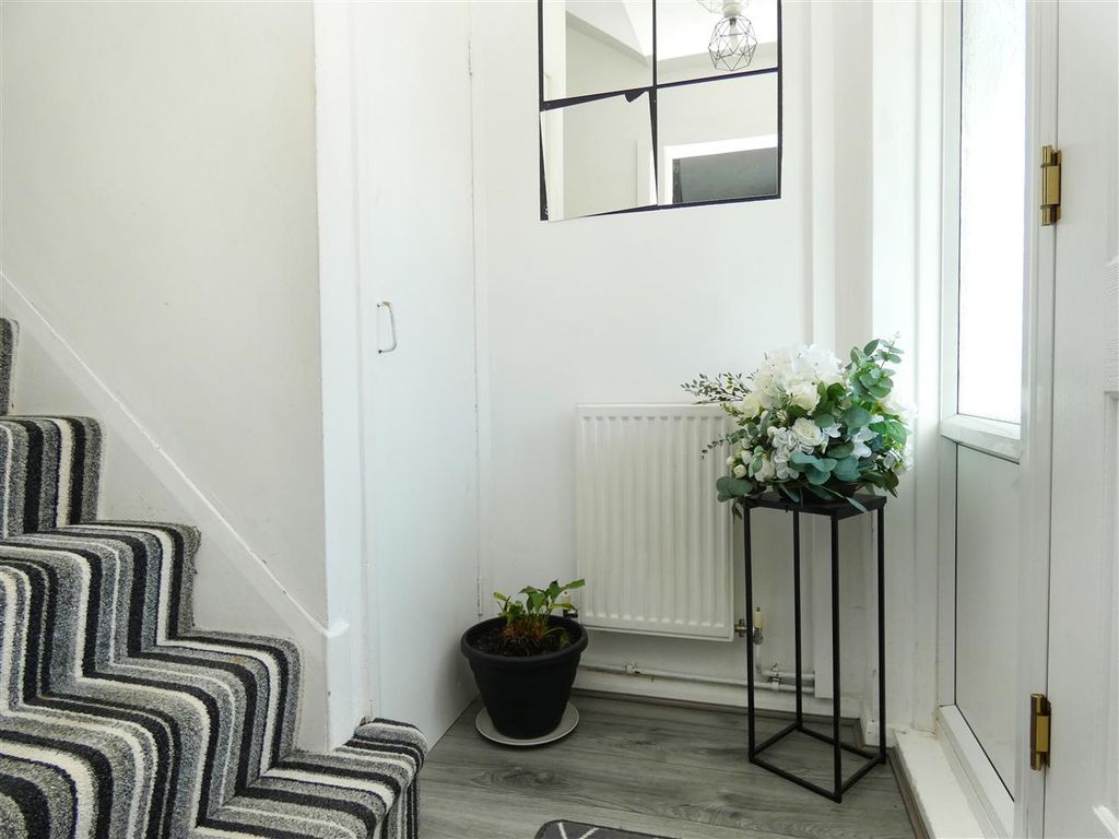 Property photo 3 of 24 Entrance Hall