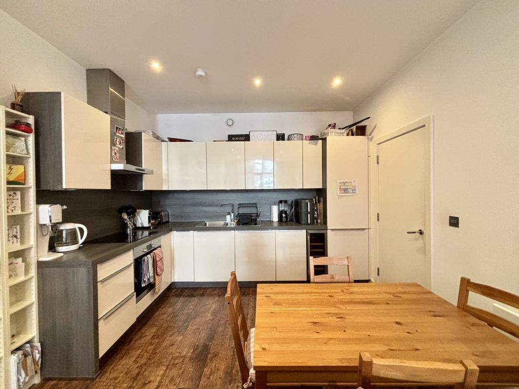 Property photo 2 of 15 Image00008