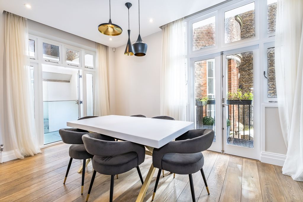 Property photo 3 of 21 Dining Area