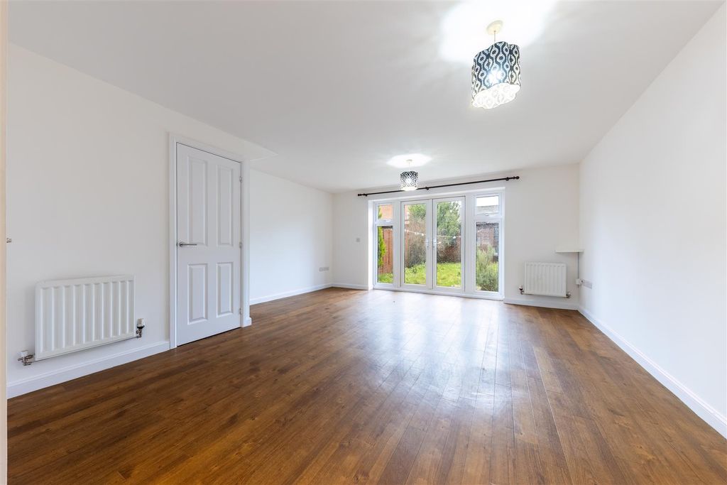 Property photo 3 of 13 Lounge