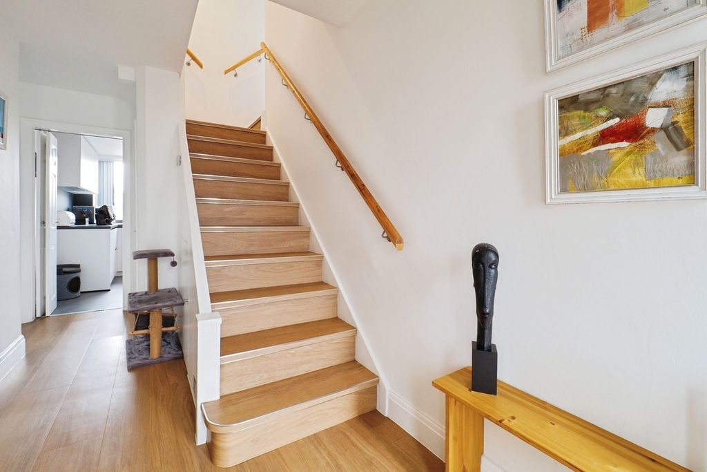 Property photo 3 of 25 Entrance Hallway