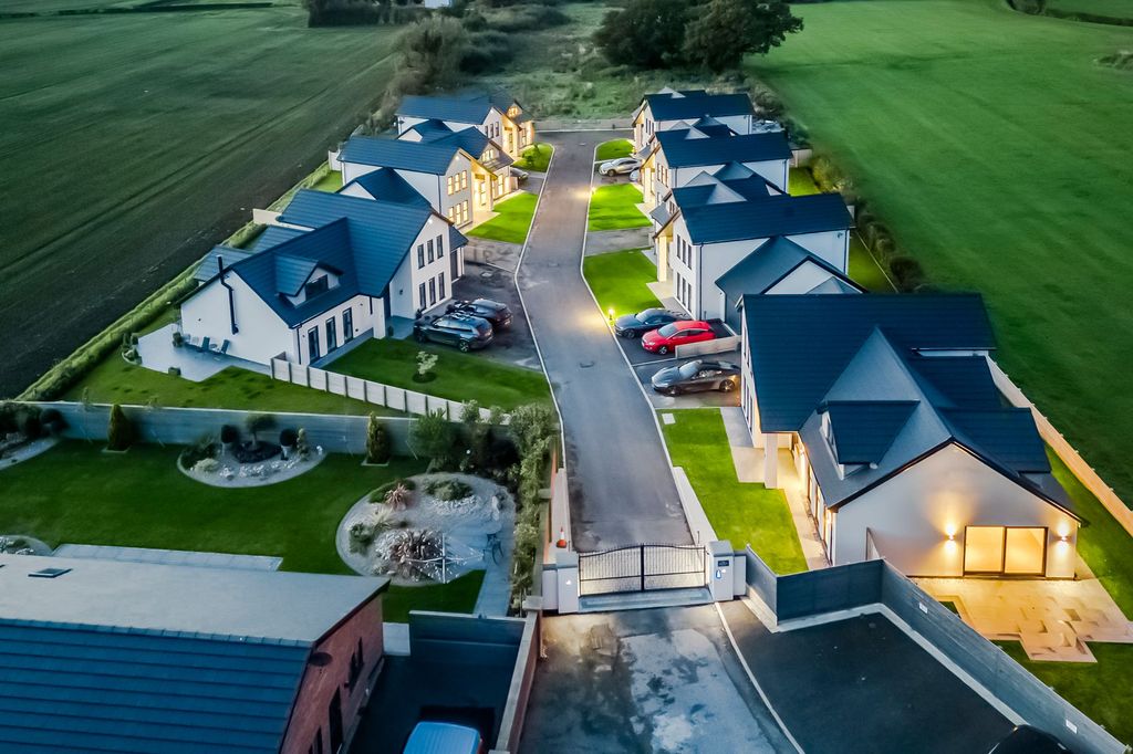 Property photo 1 of 30 Photo 4