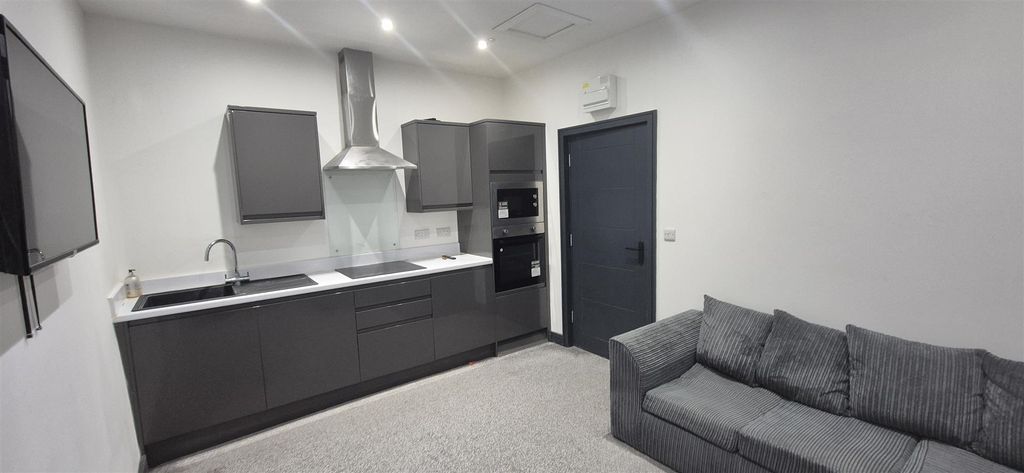 Property photo 3 of 7 Lounge/Kitchen