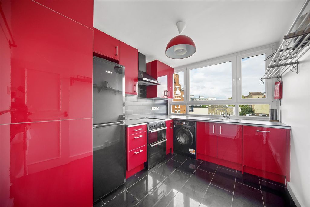 Property photo 3 of 18 Kitchen