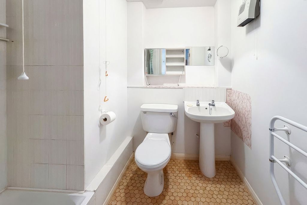 Additional image 7 of 2 bed flat for saleThe Street, East Preston, Littlehampton, West Sussex BN16