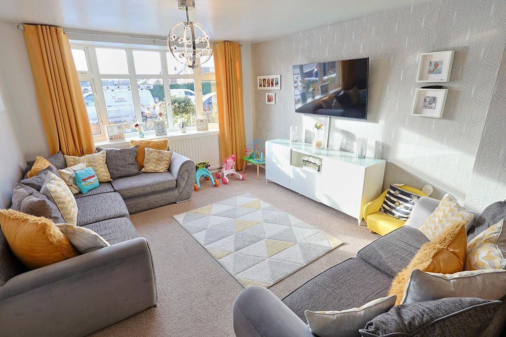 Property photo 3 of 18 Lounge