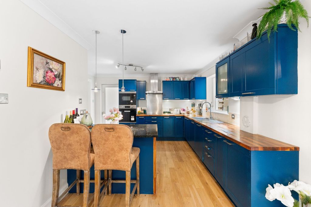 Property photo 3 of 39 Kitchen/Breakfasting Area