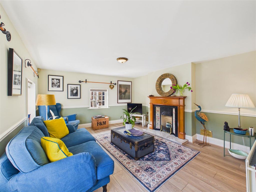 Property photo 3 of 12 Lounge