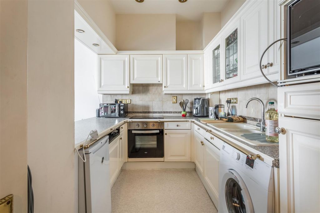 Property photo 3 of 25 16 Wellington Court-3.Jpg